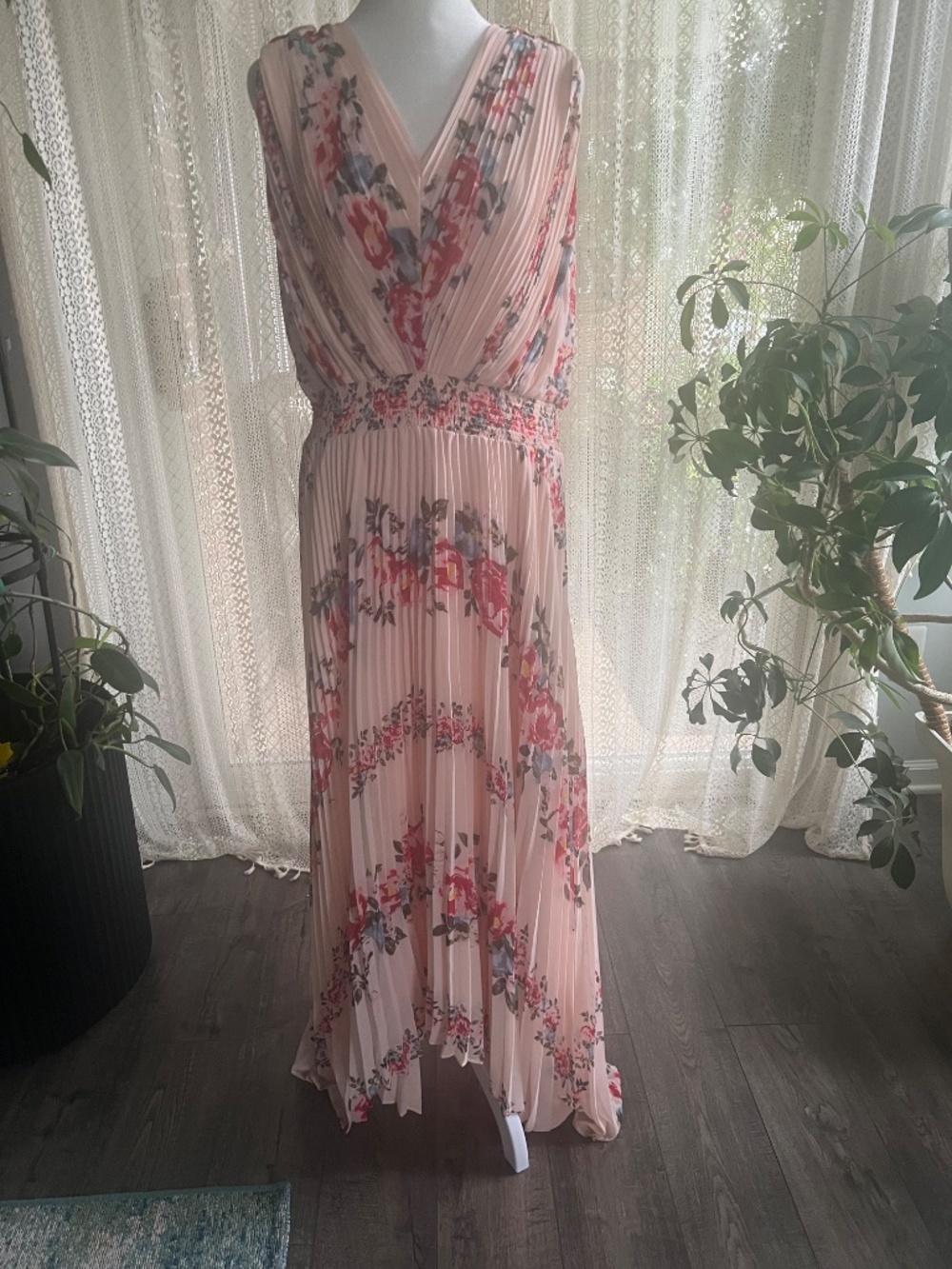 White House Black Market floral pleated v neck flowy dress - Picture 4 of 12